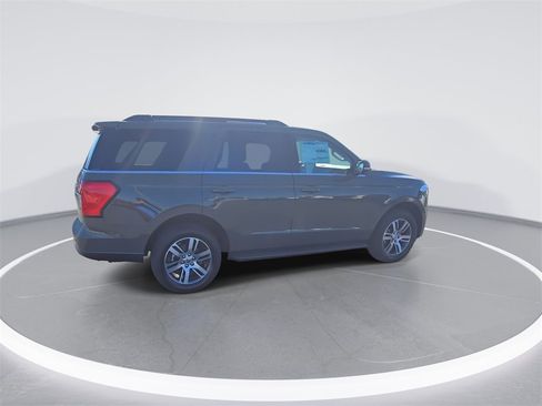 Used 2024 Ford Expedition XLT image 9