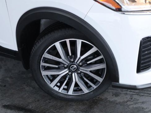 Used 2021 Nissan Kicks SV image 3