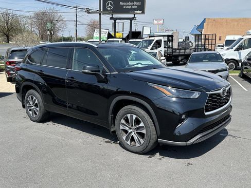 Used 2022 Toyota Highlander XLE image 2