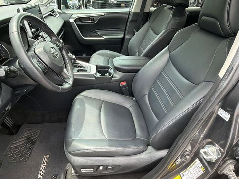 Used 2019 Toyota RAV4 XLE Premium w/ Advanced Technology Package FWD image 4