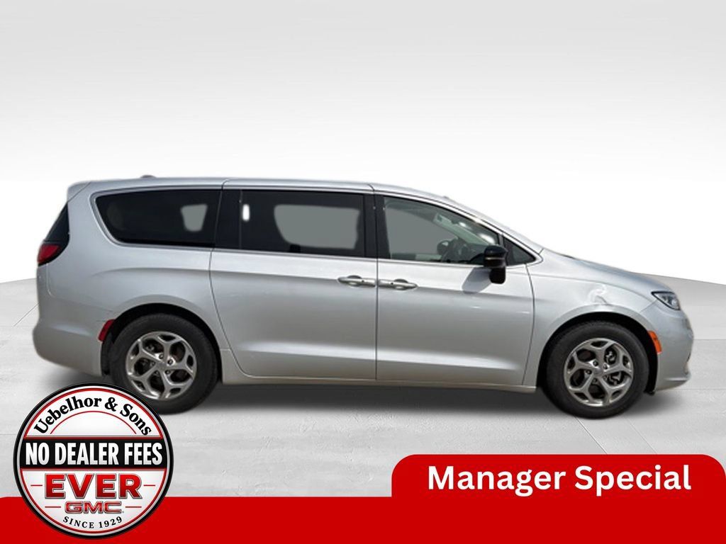 Used 2024 Chrysler Pacifica Limited FWD image 3