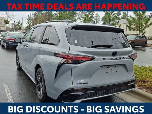 Used 2025 Toyota Sienna XSE w/ XSE Plus Package image 5