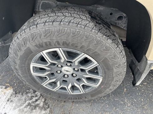 Used 2023 Chevrolet Colorado Z71 w/ Z71 Convenience Package 2 image 12