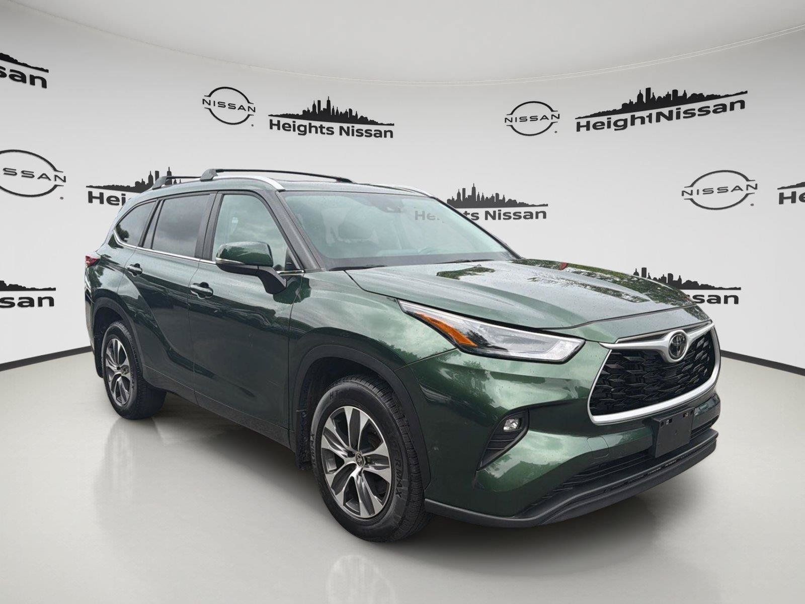 Used 2023 Toyota Highlander XLE AWD/4WD image 7