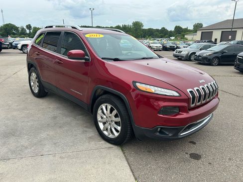 Used 2017 Jeep Cherokee Limited AWD/4WD image 3