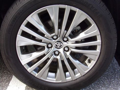 Used 2022 Toyota Venza Limited w/ Advanced Technology Package image 15