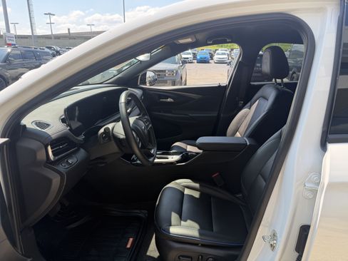 Used 2025 Buick Envista Sport Touring w/ Convenience I Package FWD image 28