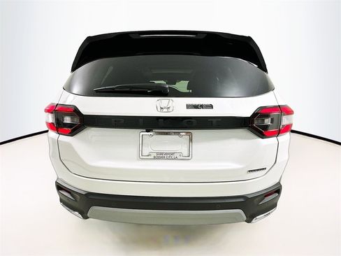 New 2025 Honda Pilot Touring image 5