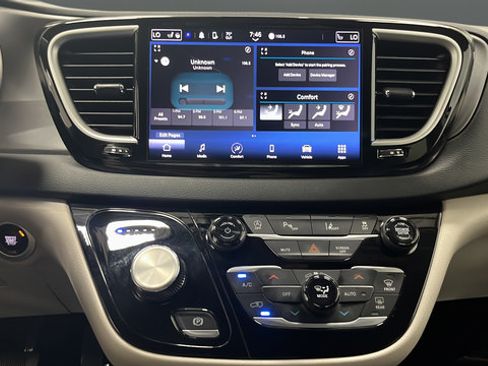 Used 2023 Chrysler Pacifica Touring-L FWD image 12