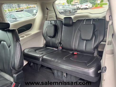 Used 2023 Chrysler Pacifica Touring-L FWD image 18