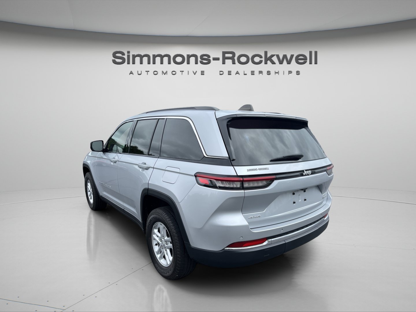 Used 2024 Jeep Grand Cherokee Laredo AWD/4WD image 3