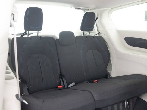 Used 2021 Chrysler Pacifica Touring image 31