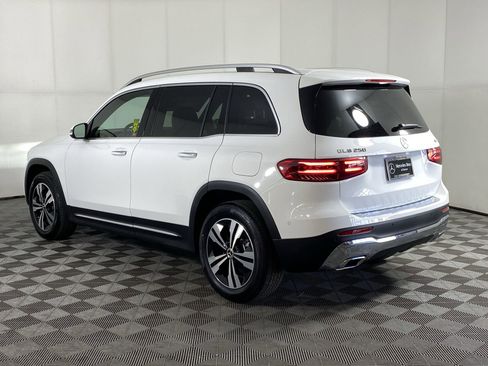 Used 2025 Mercedes-Benz GLB 250 4MATIC image 3