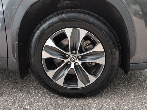Used 2021 Toyota Highlander XLE AWD/4WD image 11