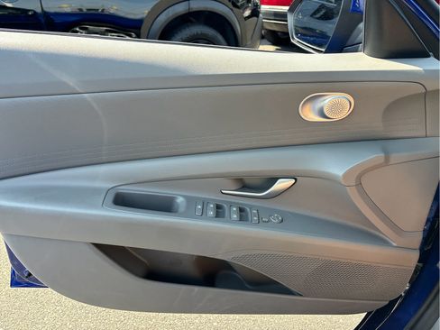 Used 2022 Hyundai Elantra SE w/ Preferred Accessory Package FWD image 19
