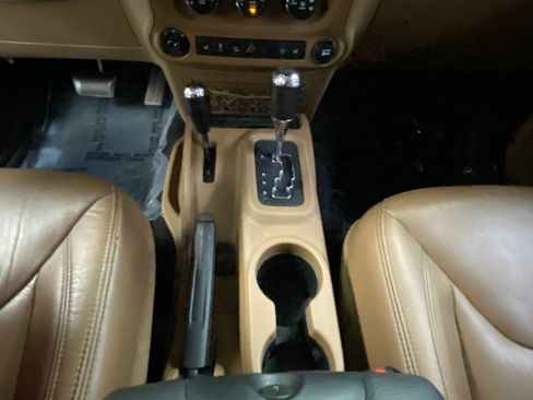 Used 2016 Jeep Wrangler Unlimited Rubicon w/ Connectivity Group AWD/4WD image 29