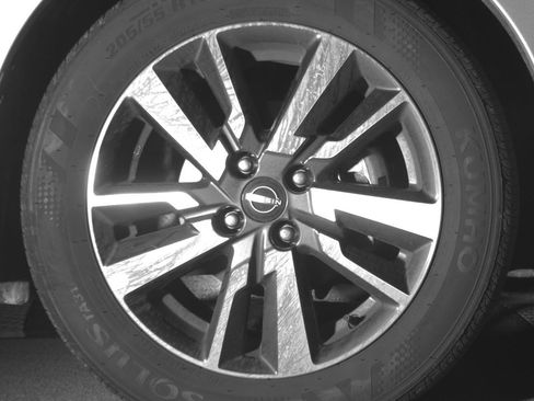 Used 2025 Nissan Versa SV FWD image 13