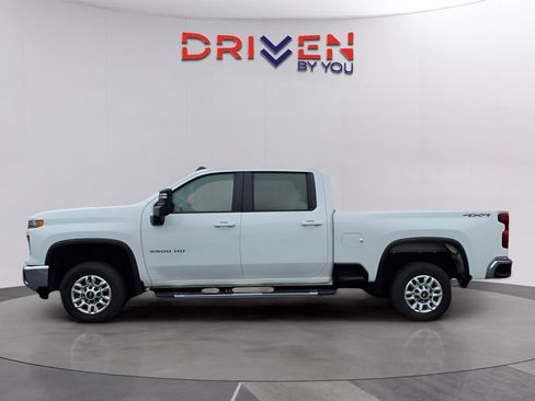 Used 2024 Chevrolet Silverado 2500 LT image 2