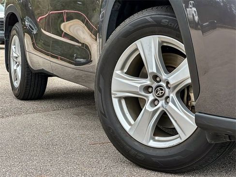 Certified 2023 Toyota Highlander LE image 2