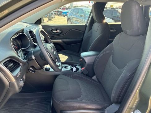 Used 2019 Jeep Cherokee Latitude w/ Popular Appearance Group image 14