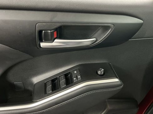 Used 2025 Toyota Highlander XLE image 11