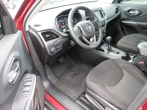 Used 2019 Jeep Cherokee Latitude w/ Popular Appearance Group FWD image 13
