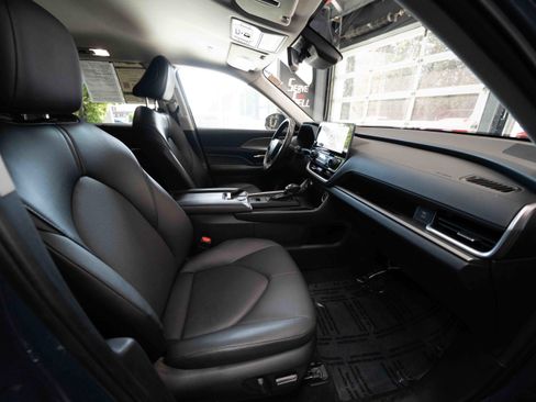 Used 2024 Toyota Grand Highlander XLE AWD/4WD image 27