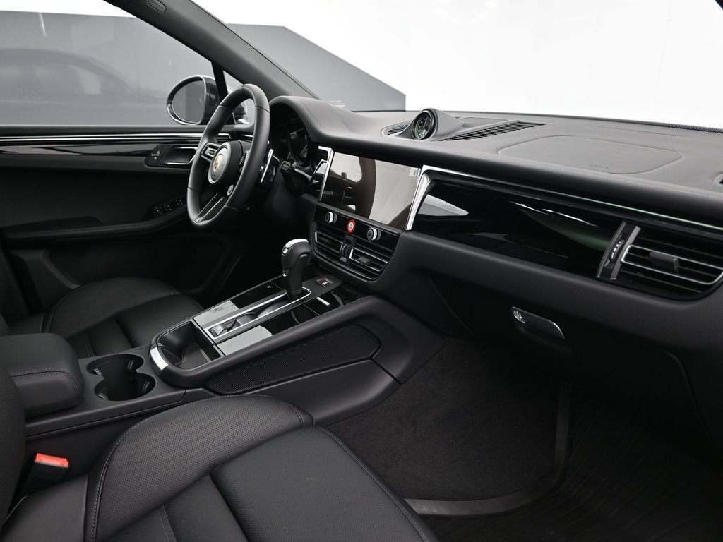 Certified 2026 Porsche Macan AWD/4WD image 14