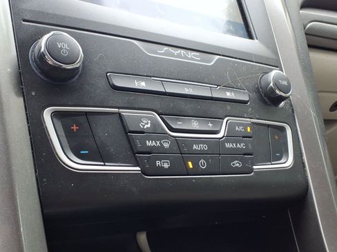 Used 2020 Ford Fusion SE FWD image 15