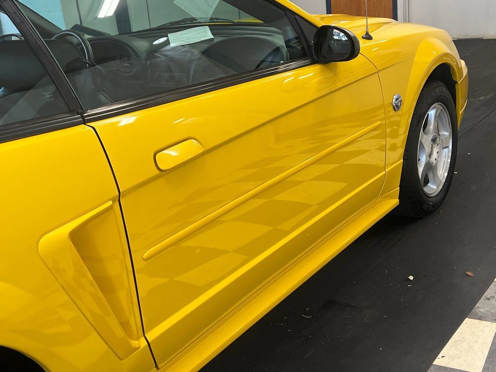 Used 2004 Ford Mustang Convertible RWD image 18