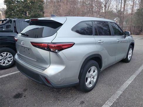 Used 2023 Toyota Highlander LE image 3