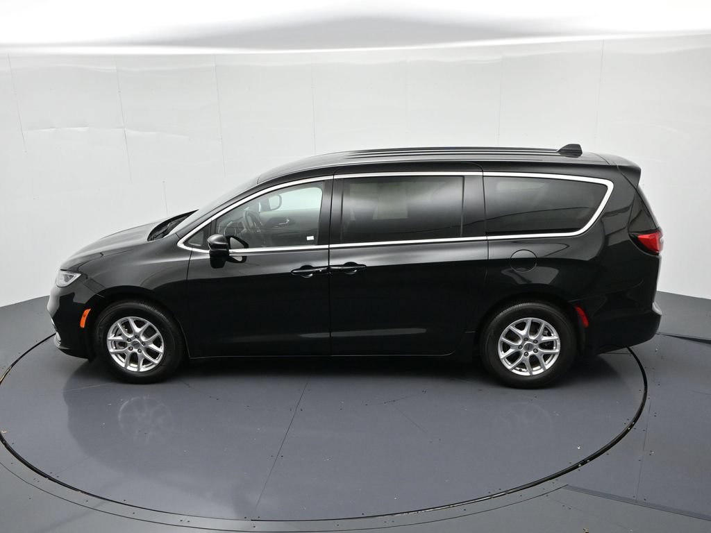 Used 2023 Chrysler Pacifica Touring-L FWD image 31