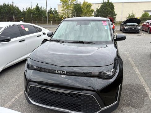 Used 2025 Kia Soul LX FWD image 9