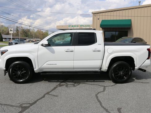 Used 2025 Toyota Tacoma SR5 AWD/4WD image 2