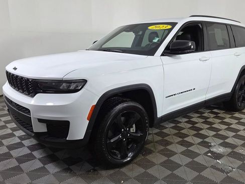 Used 2023 Jeep Grand Cherokee L Laredo image 3