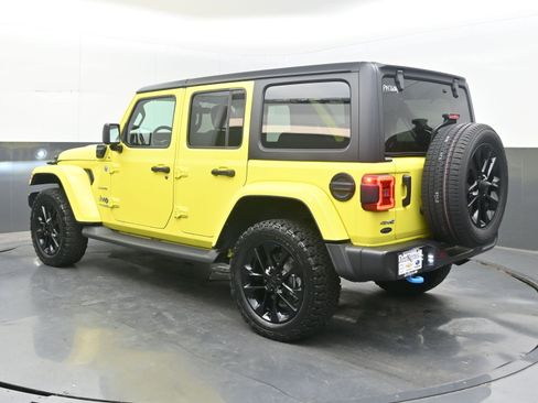 Used 2022 Jeep Wrangler Unlimited Sahara w/ Cold Weather Group AWD/4WD image 8