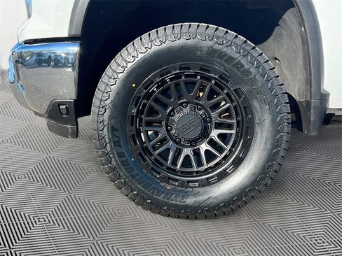 Used 2024 Chevrolet Silverado 2500 LT image 28