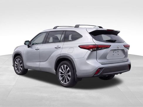 Used 2022 Toyota Highlander Limited AWD/4WD image 3