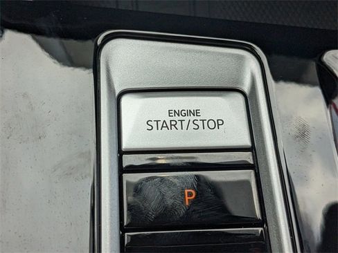 Used 2025 Volkswagen Atlas SE image 28