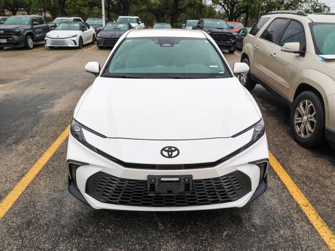 Used 2025 Toyota Camry SE w/ Convenience Package FWD image 5