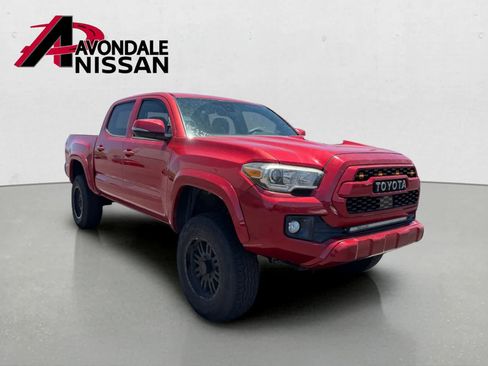 Used 2018 Toyota Tacoma TRD Sport w/ Technology Package RWD image 4