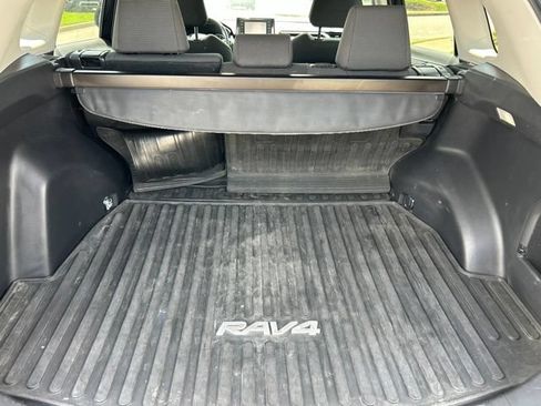 Used 2022 Toyota RAV4 LE AWD/4WD image 10