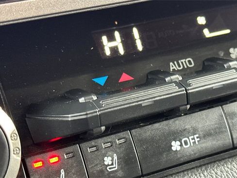 Used 2023 Toyota Tundra Limited image 29