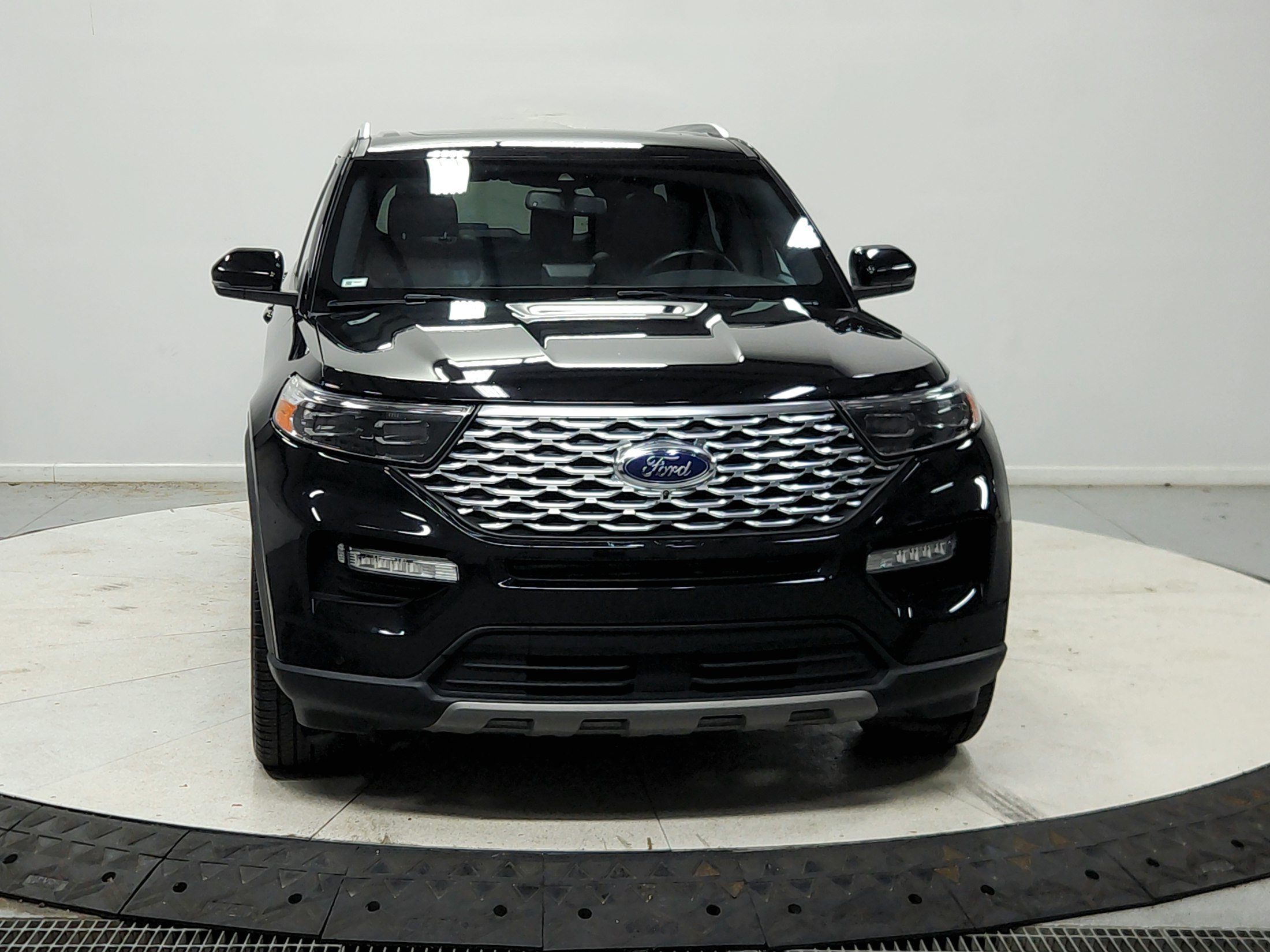 Used 2023 Ford Explorer Platinum w/ Technology Package AWD/4WD image 3