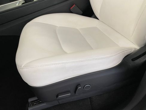 Used 2021 Tesla Model Y Long Range image 12