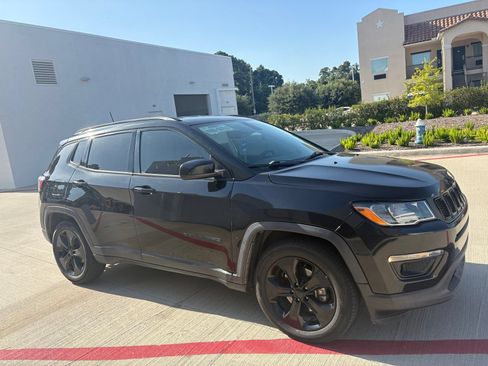 Used 2019 Jeep Compass Latitude FWD image 2