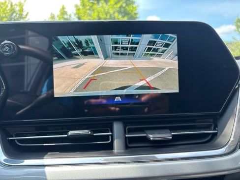 Used 2025 Chevrolet Trax LT FWD image 9