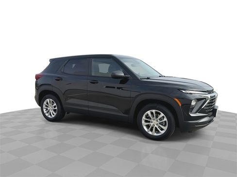 Used 2025 Chevrolet TrailBlazer LS w/ LS Convenience Package image 2