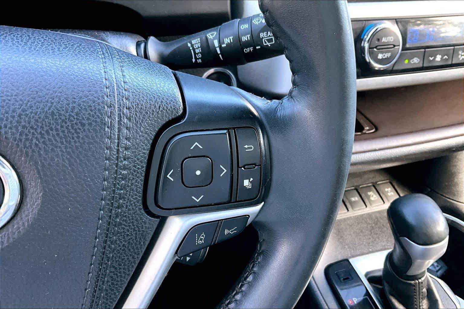 Certified 2019 Toyota Highlander XLE AWD/4WD image 24