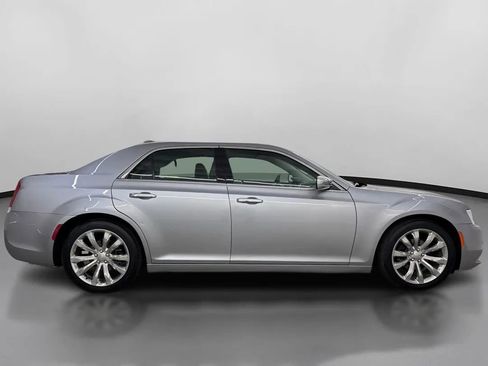 Used 2017 Chrysler 300 C image 11